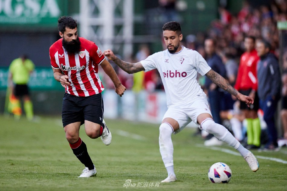 赛场上出现 赛场上出现